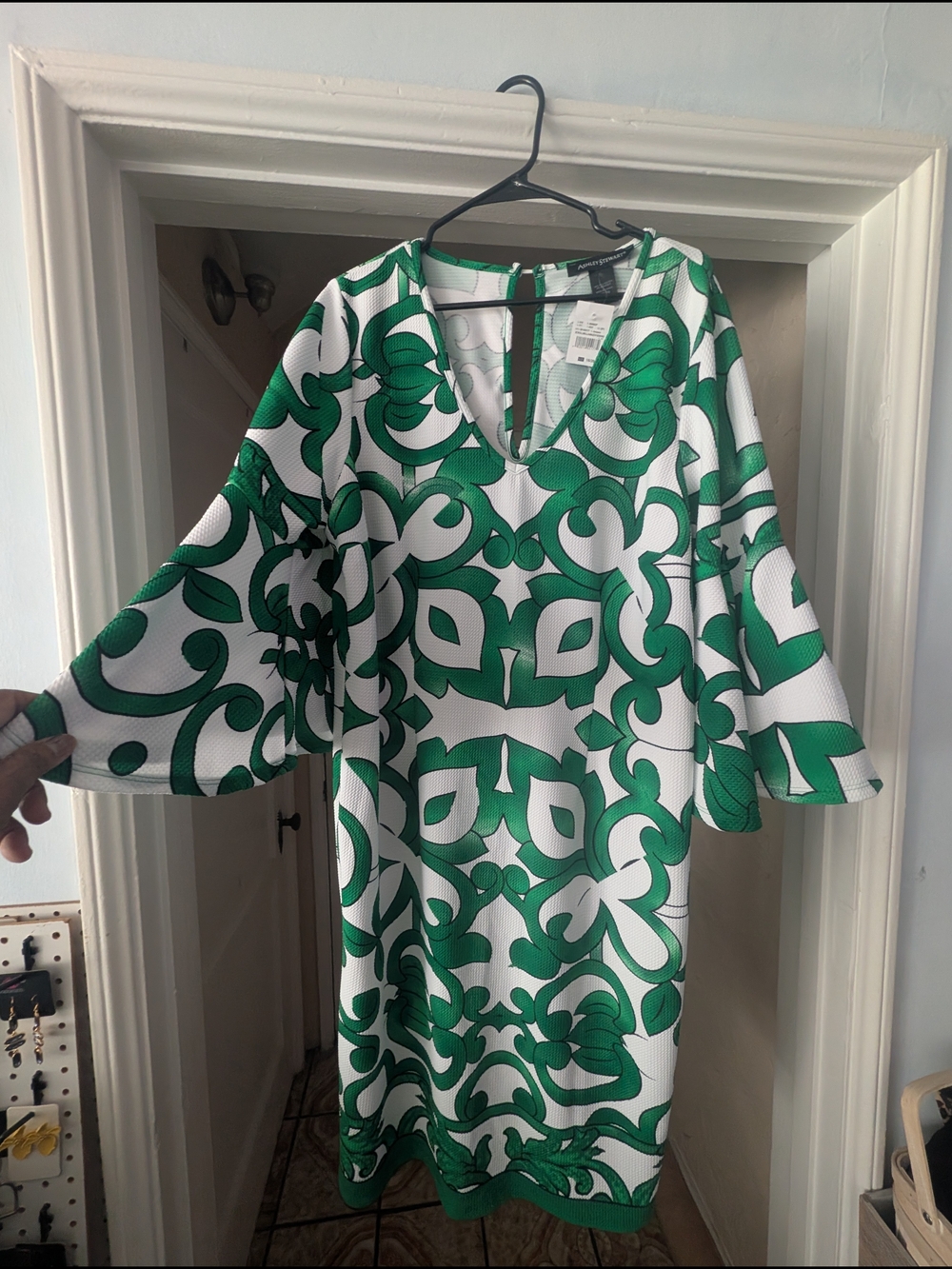 Green and White Patterned V-Neck Women's Dress 42 Inches Size 18/20.